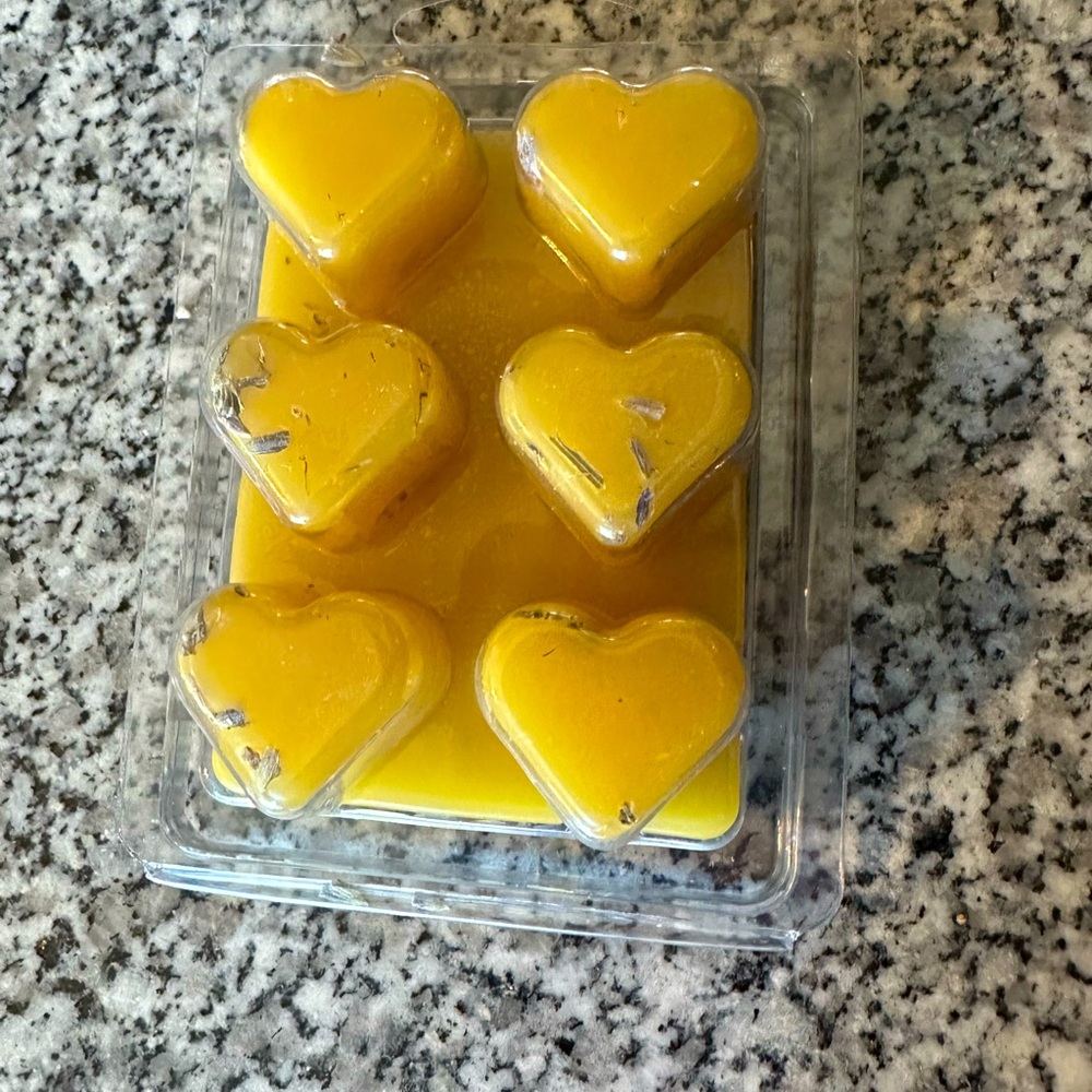 Lavender Scented Heart Shaped Beeswax Melt with Lavender Flower Buds
